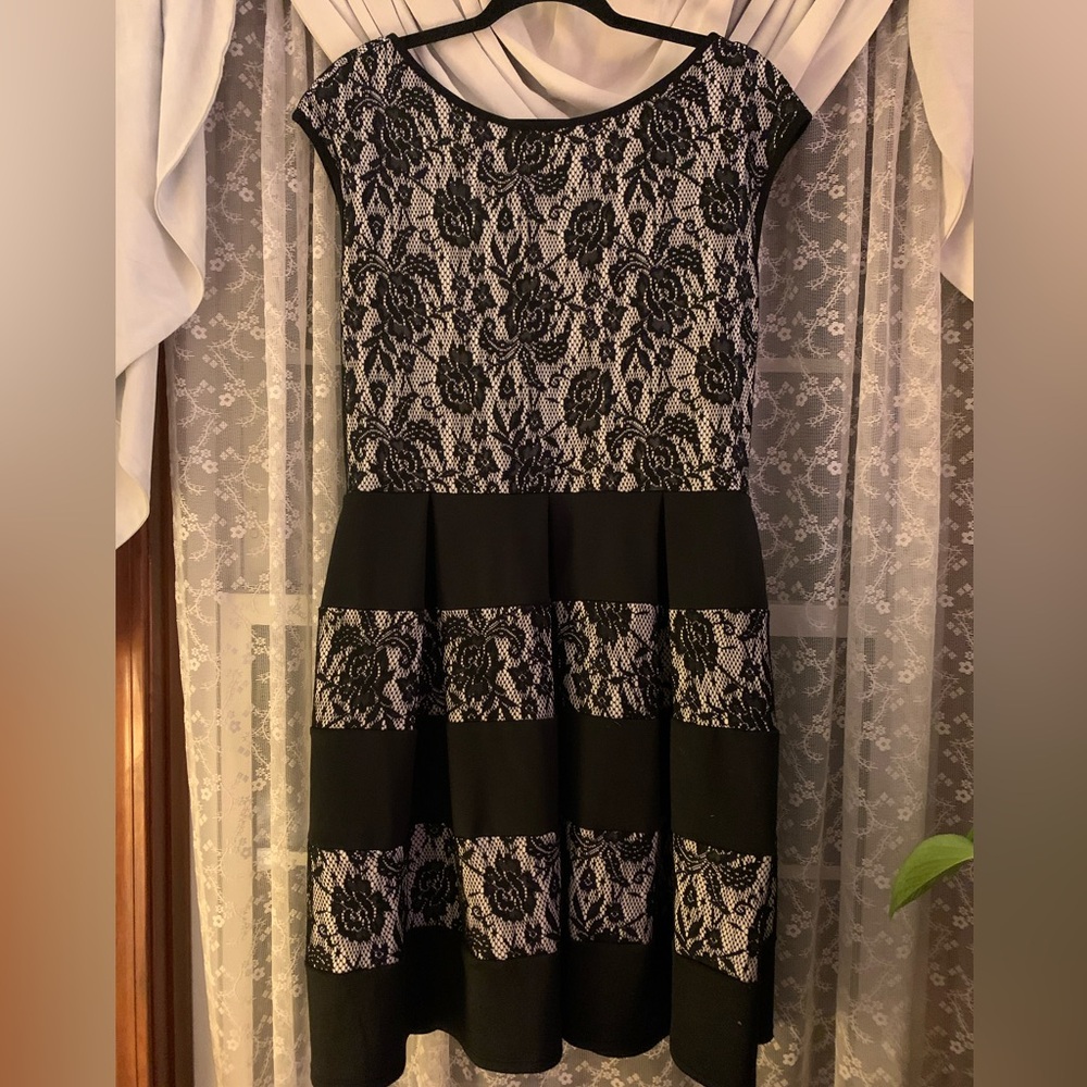 ❤️5 for $20❤️Tiana B. Black and White Lace Midi Dress
